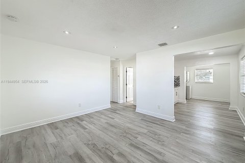 Villa ou maison à vendre à Hollywood, Floride: 2 chambres, 66.89 m2 № 2008642 - photo 4