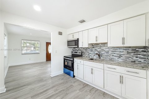 Villa ou maison à vendre à Hollywood, Floride: 2 chambres, 66.89 m2 № 2008642 - photo 11