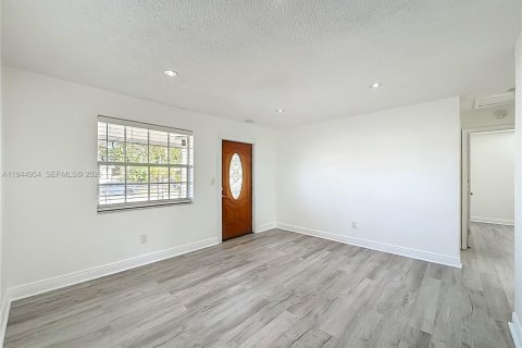 Villa ou maison à vendre à Hollywood, Floride: 2 chambres, 66.89 m2 № 2008642 - photo 8