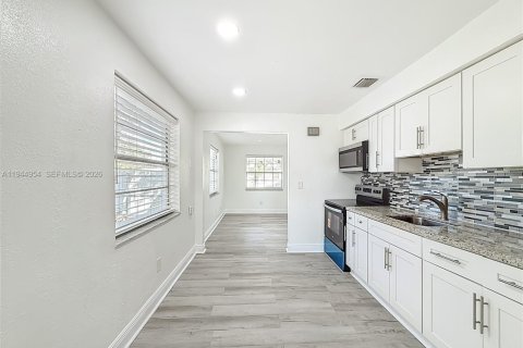 Villa ou maison à vendre à Hollywood, Floride: 2 chambres, 66.89 m2 № 2008642 - photo 16