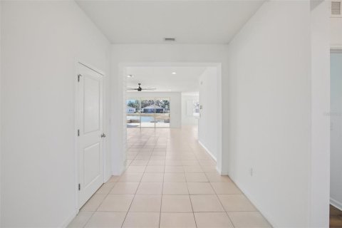 House in San Antonio, Florida 4 bedrooms, 234.86 sq.m. № 2288085 - photo 22