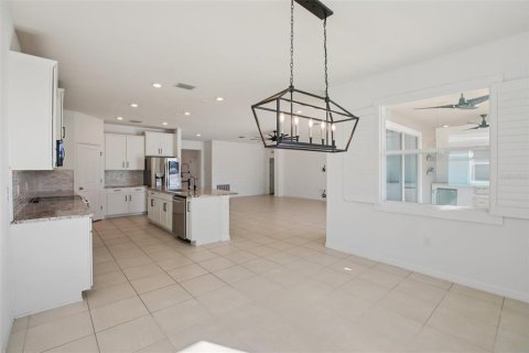 House in San Antonio, Florida 4 bedrooms, 234.86 sq.m. № 2288085 - photo 15