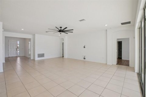 House in San Antonio, Florida 4 bedrooms, 234.86 sq.m. № 2288085 - photo 13