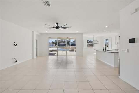 House in San Antonio, Florida 4 bedrooms, 234.86 sq.m. № 2288085 - photo 8