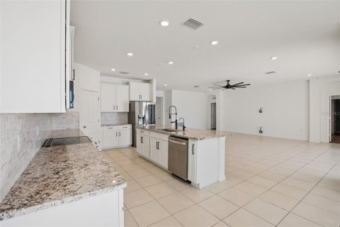 House in San Antonio, Florida 4 bedrooms, 234.86 sq.m. № 2288085 - photo 16