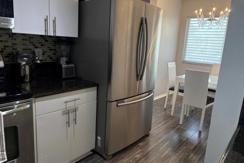 Condo in Tamarac, Florida, 2 bedrooms  № 2185210 - photo 2