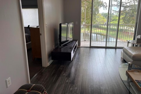 Condo in Tamarac, Florida, 2 bedrooms  № 2185210 - photo 11
