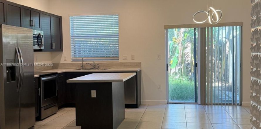 Townhouse in Homestead, Florida 3 bedrooms, 143.53 sq.m. № 2013054