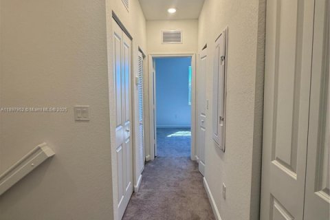 Townhouse in Homestead, Florida 3 bedrooms, 143.53 sq.m. № 2013054 - photo 17