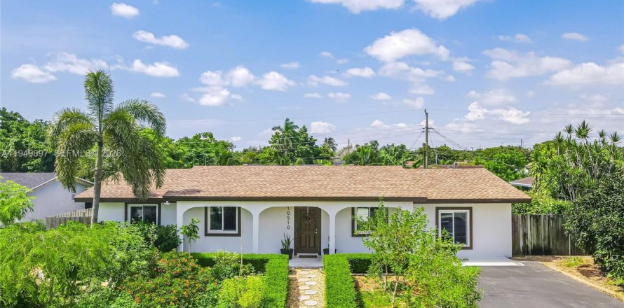 Дом в Майами, Флорида 5 спален, 167.41м2 № 2005590