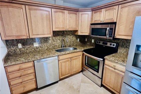 Condo in Pompano Beach, Florida, 2 bedrooms  № 1735982 - photo 1