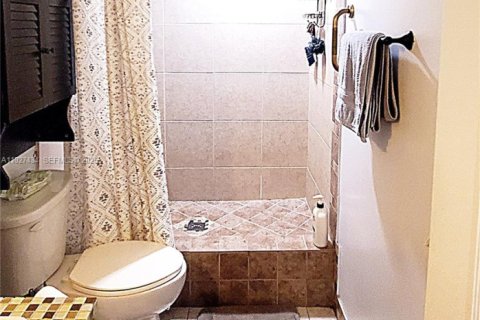 Condo in Sunrise, Florida, 2 bedrooms № 1987855 - photo 11