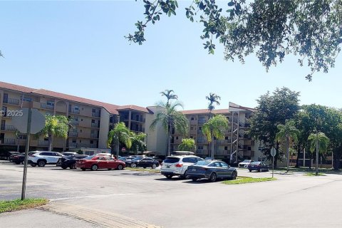 Condo in Sunrise, Florida, 2 bedrooms № 1987855 - photo 2
