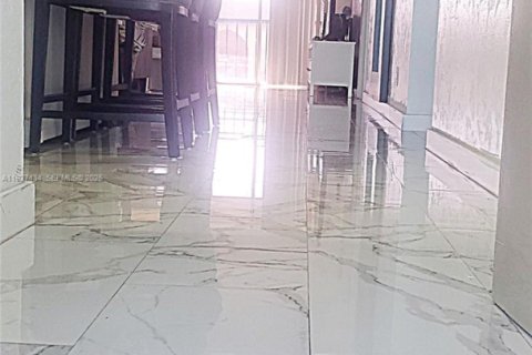 Condo in Sunrise, Florida, 2 bedrooms № 1987855 - photo 19