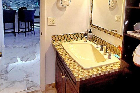 Condo in Sunrise, Florida, 2 bedrooms № 1987855 - photo 13