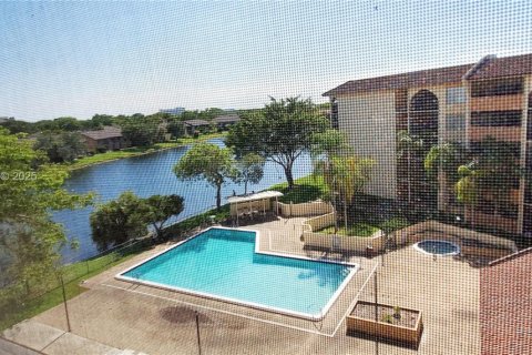 Condo in Sunrise, Florida, 2 bedrooms № 1987855 - photo 15