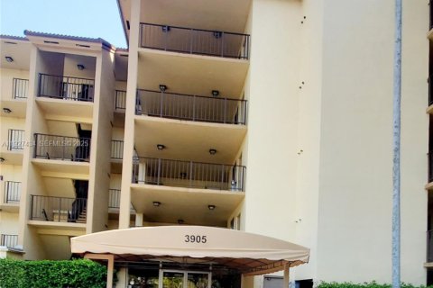 Condo in Sunrise, Florida, 2 bedrooms № 1987855 - photo 3