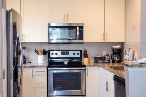 Touwnhouse à vendre à Kissimmee, Floride: 4 chambres, 157.38 m2 № 2416513 - photo 18