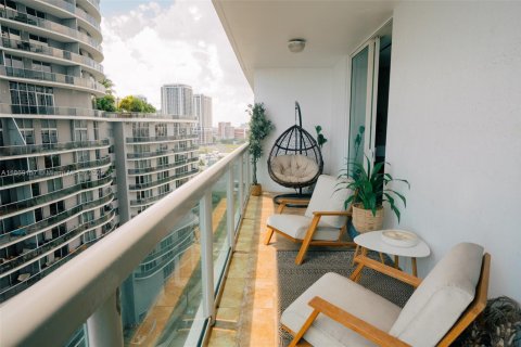 Condo in Miami, Florida, 2 bedrooms  № 1896821 - photo 25