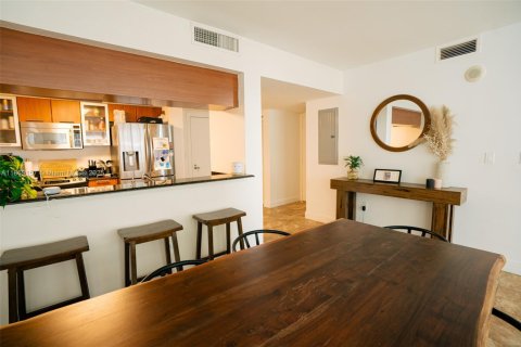 Condo in Miami, Florida, 2 bedrooms  № 1896821 - photo 7