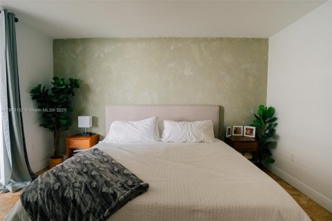 Condo in Miami, Florida, 2 bedrooms  № 1896821 - photo 16