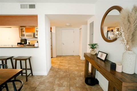 Condo in Miami, Florida, 2 bedrooms  № 1896821 - photo 13