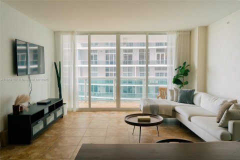 Condo in Miami, Florida, 2 bedrooms  № 1896821 - photo 6