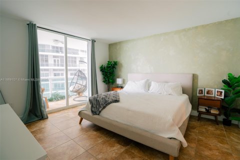 Condo in Miami, Florida, 2 bedrooms  № 1896821 - photo 15