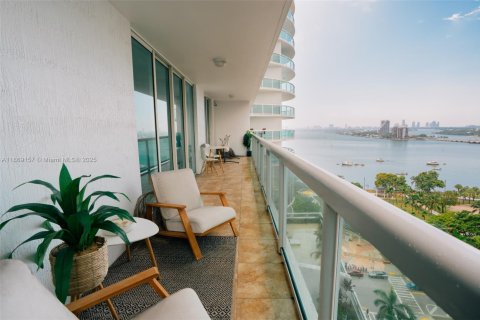 Condo in Miami, Florida, 2 bedrooms  № 1896821 - photo 1