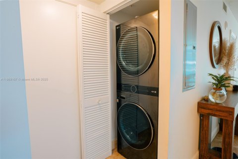 Condo in Miami, Florida, 2 bedrooms  № 1896821 - photo 14