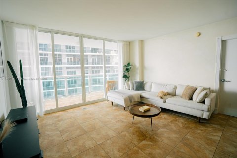Condo in Miami, Florida, 2 bedrooms  № 1896821 - photo 4