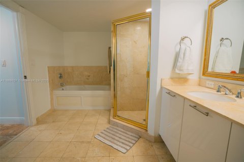 Condo in Miami, Florida, 2 bedrooms  № 1896821 - photo 19
