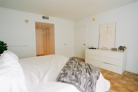 Condo in Miami, Florida, 2 bedrooms  № 1896821 - photo 17
