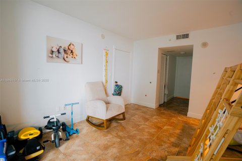 Condo in Miami, Florida, 2 bedrooms  № 1896821 - photo 22