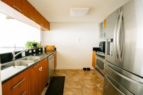 Condo in Miami, Florida, 2 bedrooms  № 1896821 - photo 11