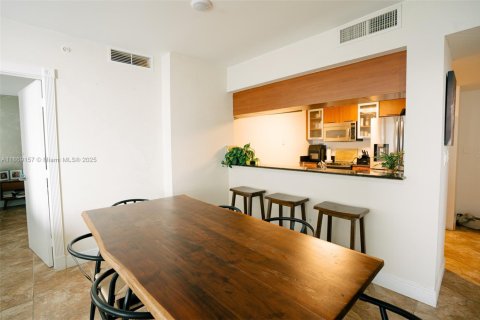 Condo in Miami, Florida, 2 bedrooms  № 1896821 - photo 8