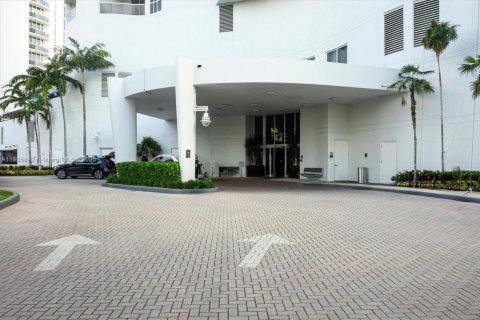 Condo in Sunny Isles Beach, Florida, 2 bedrooms  № 2081977 - photo 6