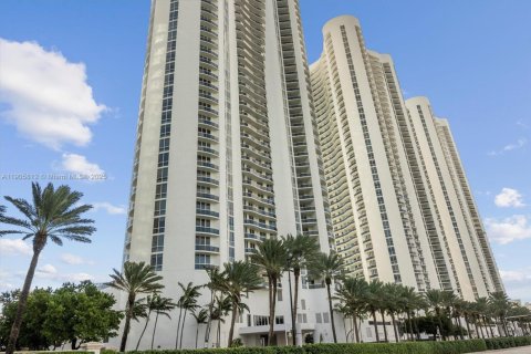 Condo in Sunny Isles Beach, Florida, 2 bedrooms  № 2081977 - photo 3