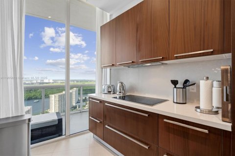 Condo in Sunny Isles Beach, Florida, 2 bedrooms  № 2081977 - photo 30