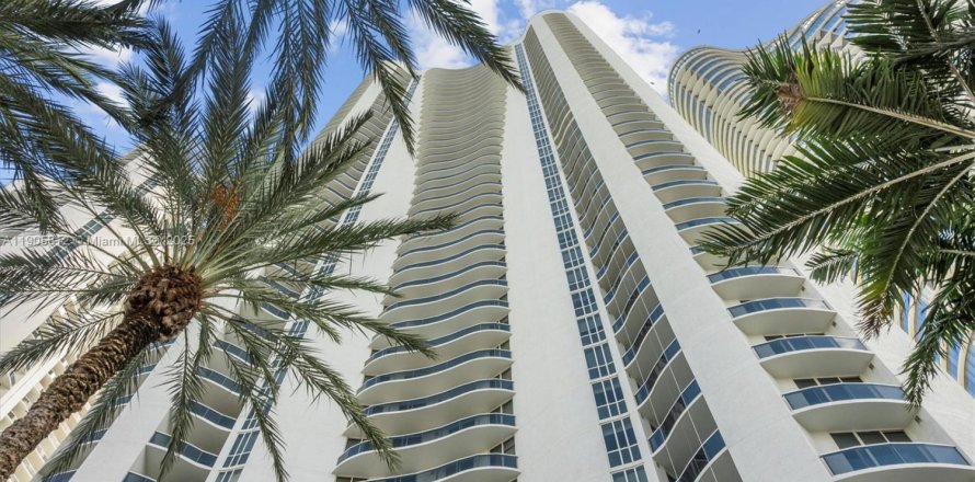 Condo in Sunny Isles Beach, Florida, 2 bedrooms  № 2081977