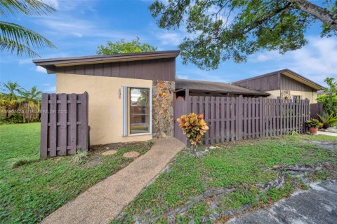 Casa en venta en Hollywood, Florida, 2 dormitorios, 139.35 m2 № 1951670 - foto 1