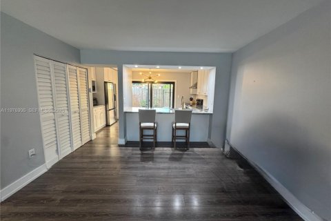 Townhouse in Miami, Florida 2 bedrooms, 107.02 sq.m. № 2041984 - photo 5