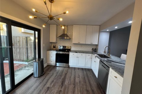 Townhouse in Miami, Florida 2 bedrooms, 107.02 sq.m. № 2041984 - photo 7