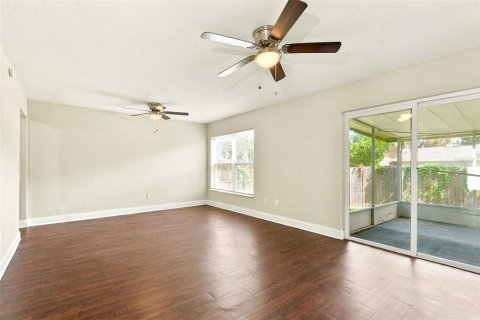 Villa ou maison à louer à Winter Springs, Floride: 3 chambres, 121.24 m2 № 2413931 - photo 4