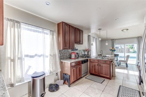 Casa en venta en Kissimmee, Florida, 4 dormitorios, 136.01 m2 № 2259576 - foto 9