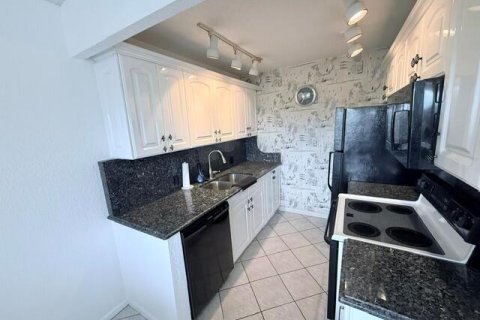 Condo in Deerfield Beach, Florida, 2 bedrooms  № 2243589 - photo 3
