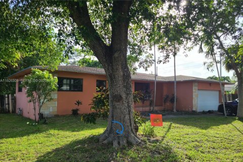 Casa en venta en North Miami, Florida, 3 dormitorios, 123.37 m2 № 1984583 - foto 1