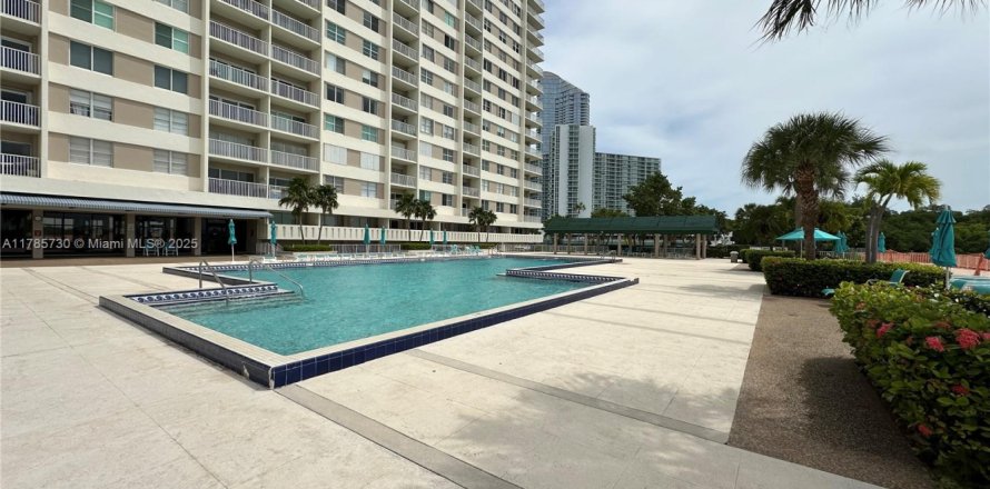 Condo à Sunny Isles Beach, Floride, 2 chambres  № 1861562