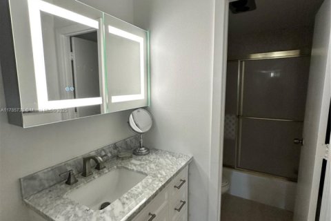 Copropriété à vendre à Sunny Isles Beach, Floride: 2 chambres, 113.34 m2 № 1861562 - photo 25