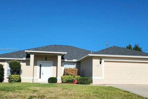 Купить виллу или дом в Кейп-Корал, Флорида 3 спальни, № 1957831 - фото 1